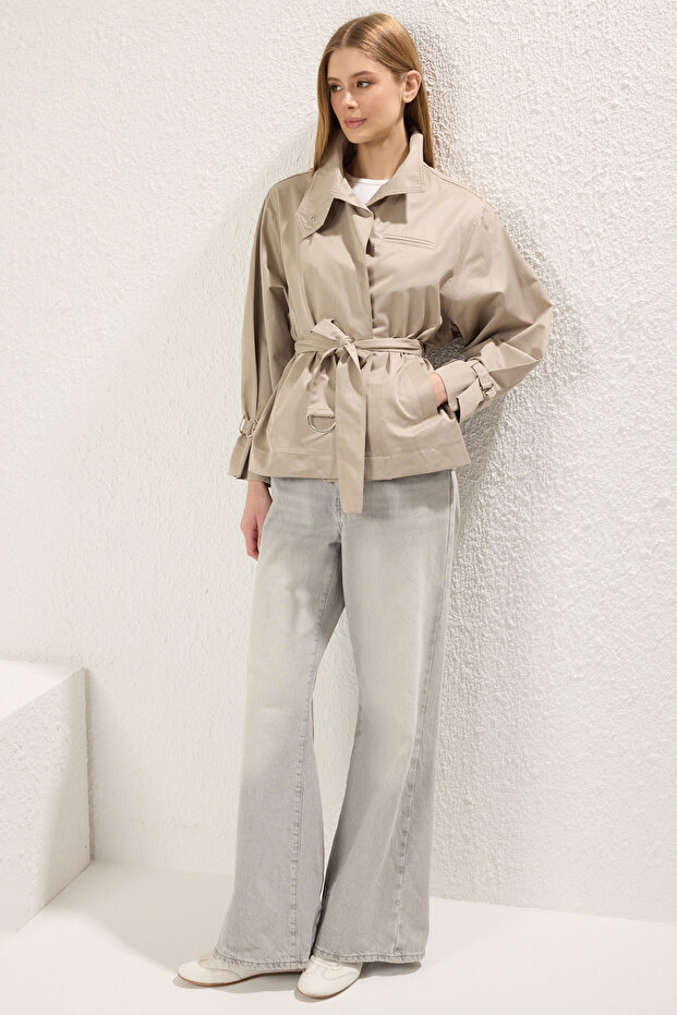 Hellkhakifarbener, detaillierter, regulärer, kurzer Trenchcoat mit Nähten TWOSS25TR00016 - 2