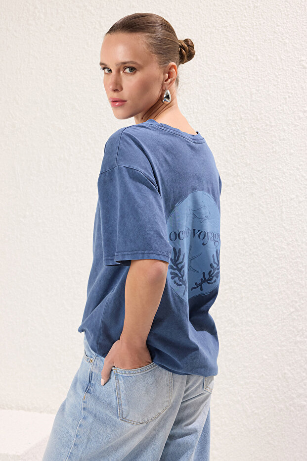 Indigo Kalın Pamuklu Yıkamalı ve Sırt Baskılı Oversize/Geniş Kalıp Örme T-Shirt TWOSS25TS00058 - 2