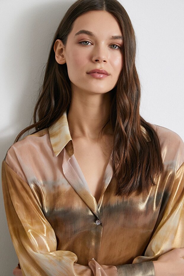 قميص مجعد منقوش باللون الكاكي - 1