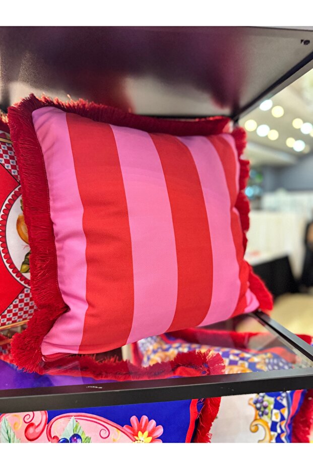 غطاء وسادة مخطط باللونين الأحمر والوردي