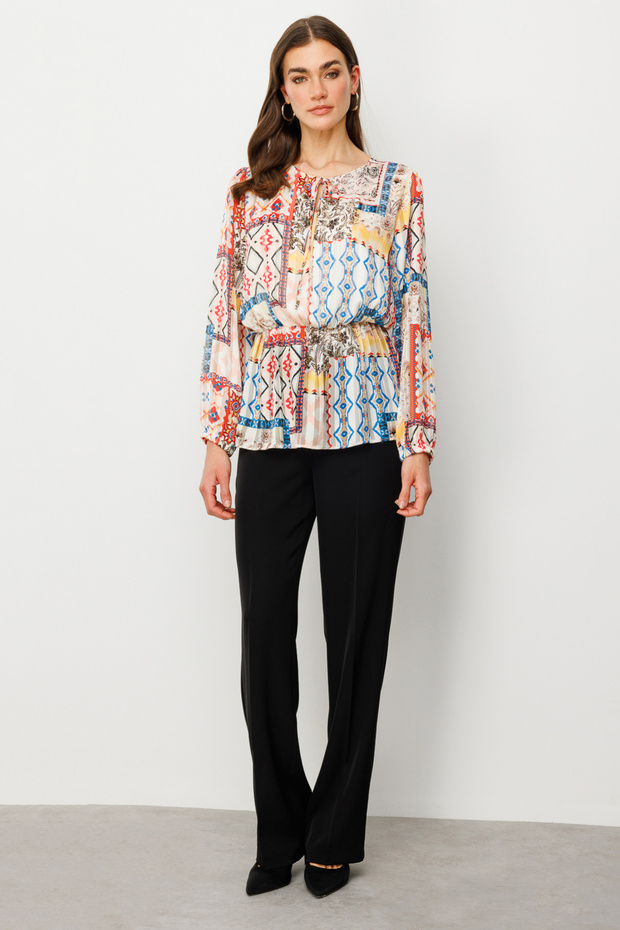 بلوزة منقوشة بأربطة على الياقة - 2