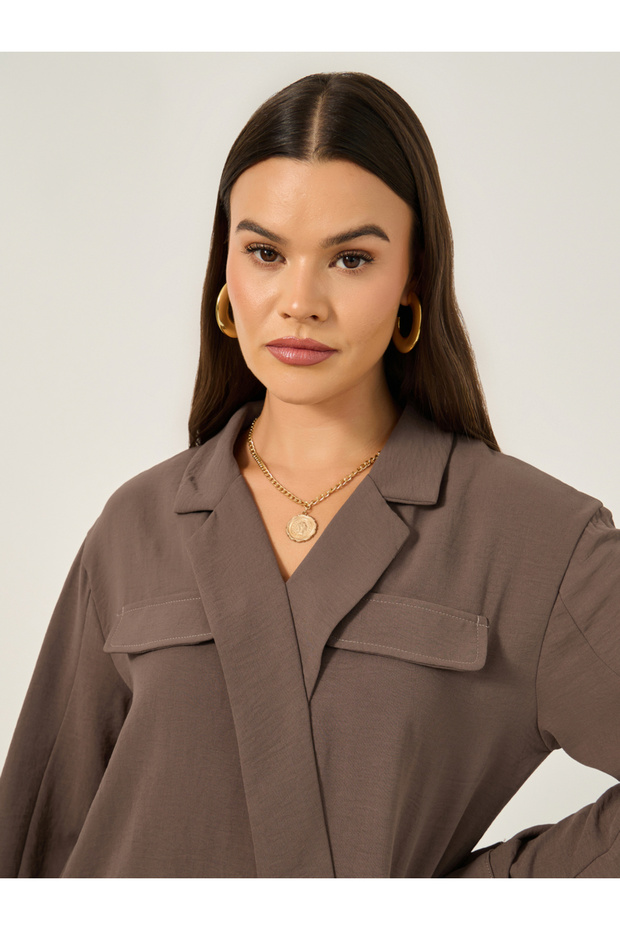 بلوزة ملفوفة كبيرة الحجم مع تفاصيل ياقة مدببة - 4