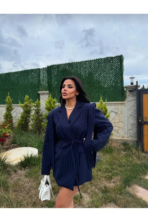 سترة بليزر كبيرة الحجم مع تصميم ربطة عنق - 1