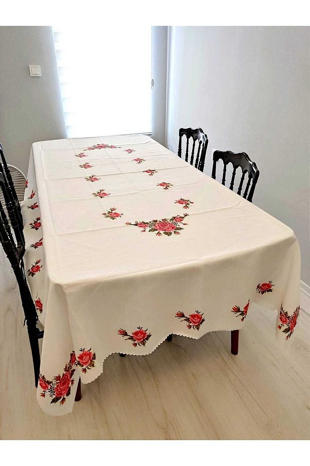 Kırmızı Çiçekli Kanaviçe Desenli Dertsiz Masa Örtüsü - 3