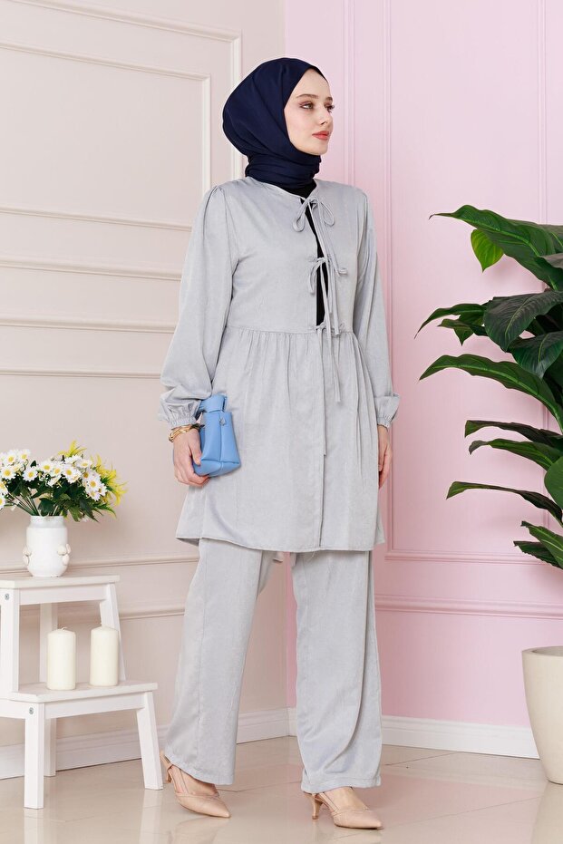 طقم بنطلون رمادي برباط أمامي - 3