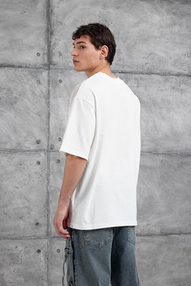 تيشيرت أبيض كبير الحجم مكتوب عليه حروف - 3