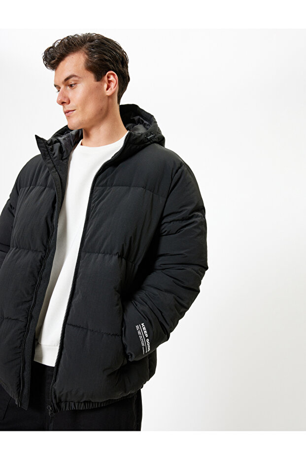 Puffer jacket with zipper and printed slogan