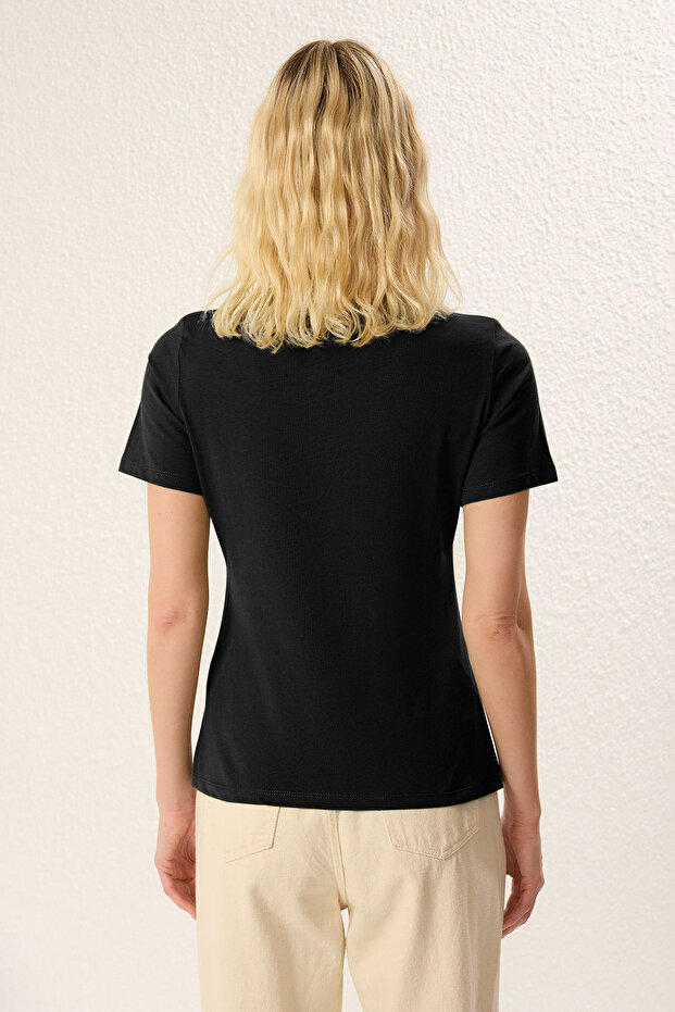Siyah %100 Pamuk Regular/Normal Kalıp Çıtçıtlı Yırtmaç Detaylı Örme T-Shirt TWOSS25TS00029 - 4
