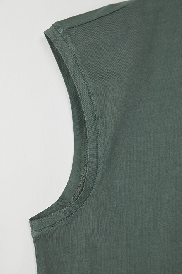 Yeşil Oversize/Geniş Kesim Eskitme/Soluk Efekt Etiket Detaylı T-Shirt/Atlet TMNSS25AL00001 - 4