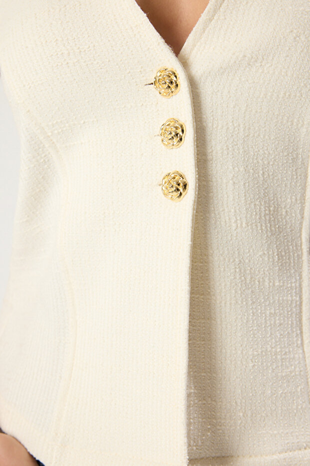 Ekru Fitted Tüvit Kumaş Çiçek Düğme Aksesuarlı Crop Örme Yelek TWOSS25YE00081 - 4
