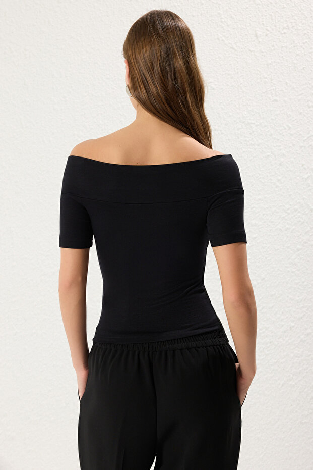 Siyah Gül Detaylı Fitted/Vucuda Oturan Esnek Örme Bluz TWOSS25BZ00219 - 5
