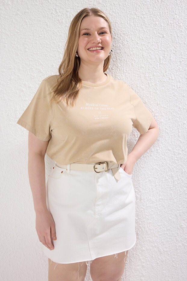 Bej Yıkamalı Baskılı Boyfriend Fit %100 Pamuk Örme Büyük Beden T-shirt TBBSS25BF00020 - 1