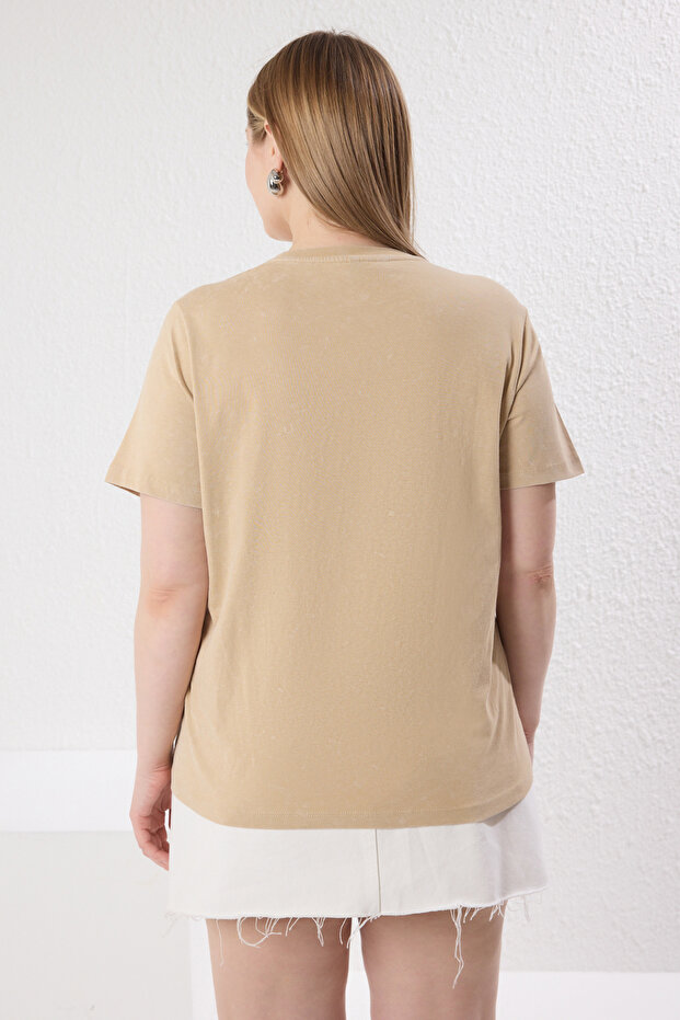 Bej Yıkamalı Baskılı Boyfriend Fit %100 Pamuk Örme Büyük Beden T-shirt TBBSS25BF00020 - 5