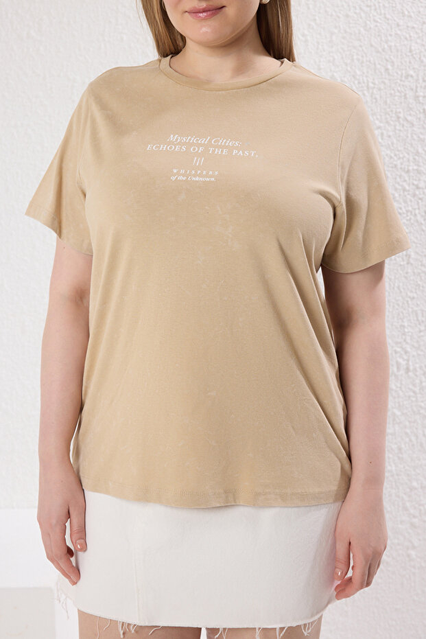 Bej Yıkamalı Baskılı Boyfriend Fit %100 Pamuk Örme Büyük Beden T-shirt TBBSS25BF00020 - 3