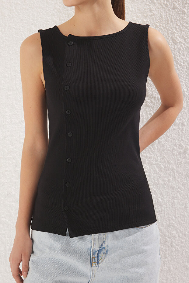 Siyah Düğmeli Asimetrik Fitted/Vücuda Oturan Fitilli Esnek Örme Bluz TWOSS25BZ00394 - 3
