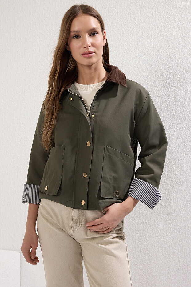 Haki Oversize Yakası Kadife Detaylı İnce Ceket Mont TWOSS25MO00012