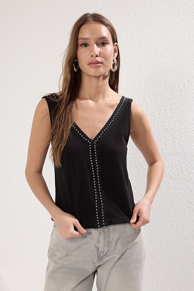 Siyah Fitted/Vücuda Oturan Şerit Aksesuar Detaylı Esnek Örme Bluz TWOSS25BZ00223 - 1