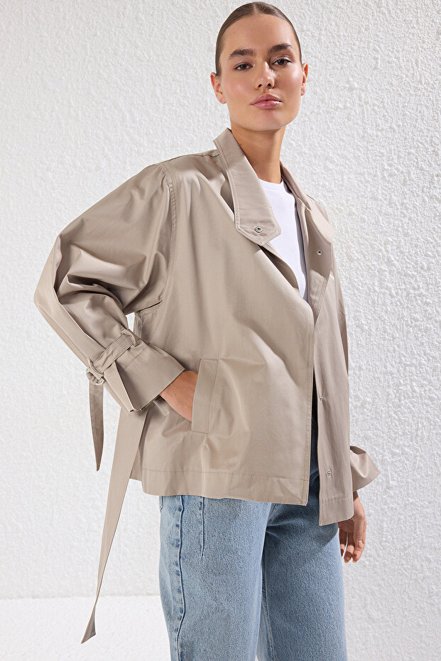 Hellkhakifarbener, detaillierter, regulärer, kurzer Trenchcoat mit Nähten TWOSS25TR00016 - 6