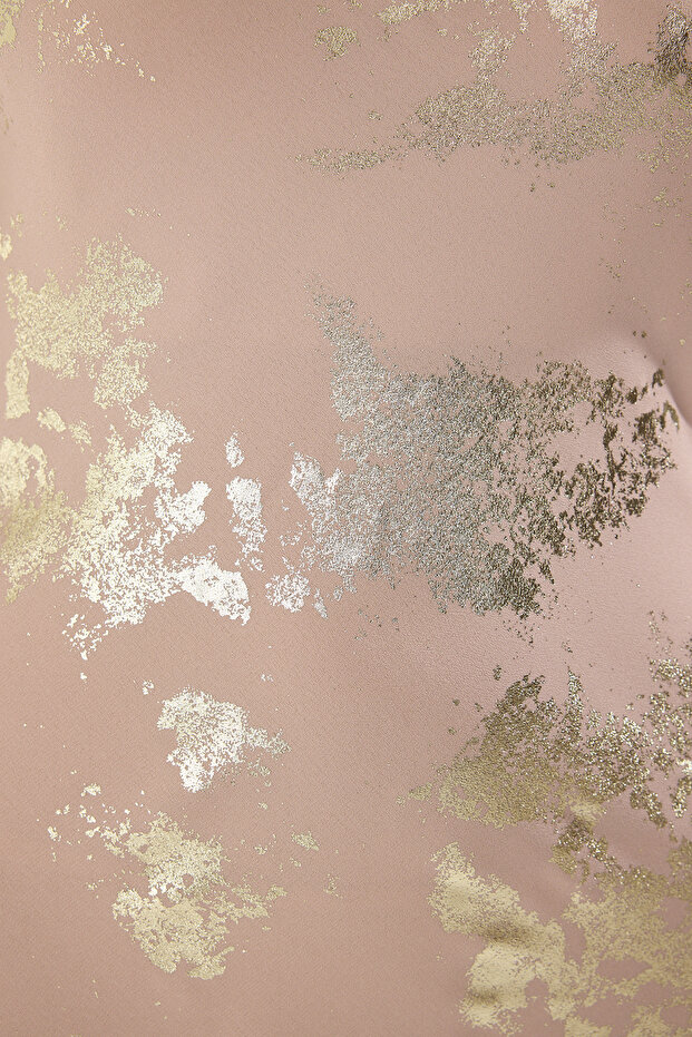 Zlaté abstraktní tkané šifonové maxi večerní a promoční šaty TPRSS25AE00089 - 3