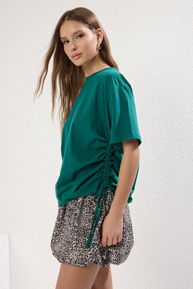 Zümrüt Yeşili %100 Pamuk Sırt ve Ön Baskılı Oversize/Rahat Kesim Örme T-Shirt TWOSS23TS00150 - 3