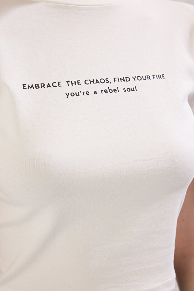 Ekru Slogan Baskılı Crop Fitted/Vücuda Oturan Örme T-Shirt TWOSS25TS00037 - 3