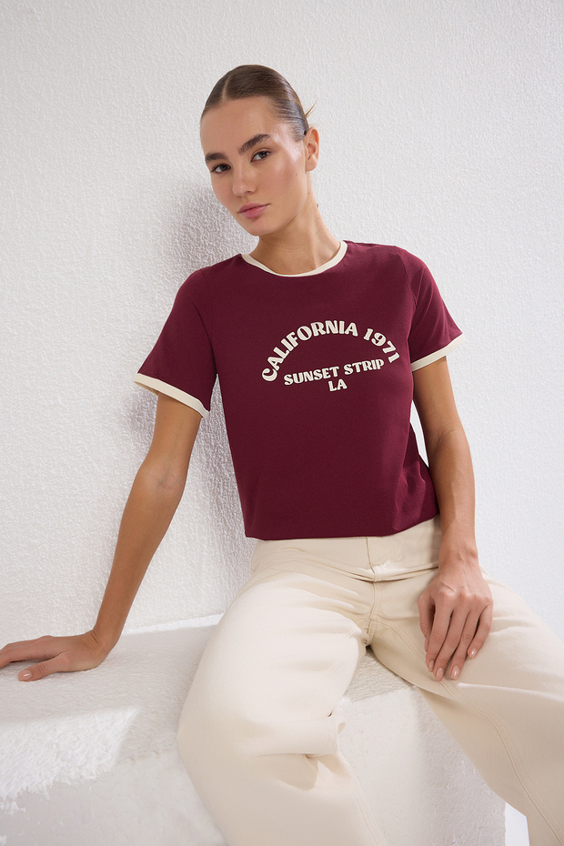 Bordo %100 Pamuk Slogan Baskılı Kontrast Biye Detaylı Örme T-Shirt TWOSS24TS00105 - 2