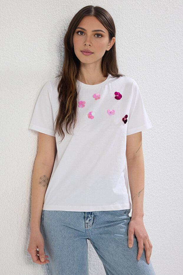 Beyaz Kalın Pamuklu Çiçek Aksesuar Detaylı Regular/Normal Kalıp Örme T-Shirt TWOSS25TS00126 - 2