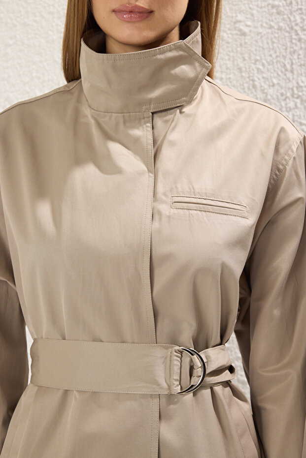 Hellkhakifarbener, detaillierter, regulärer, kurzer Trenchcoat mit Nähten TWOSS25TR00016 - 3