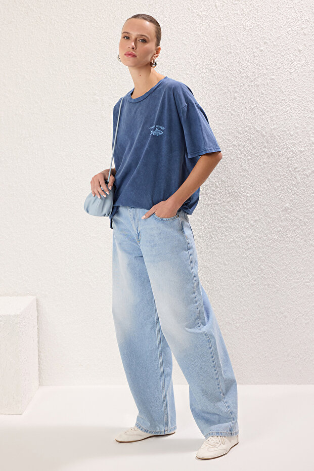 Indigo Kalın Pamuklu Yıkamalı ve Sırt Baskılı Oversize/Geniş Kalıp Örme T-Shirt TWOSS25TS00058 - 1