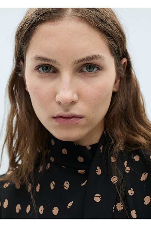 Drape yakalı puantiyeli bluz - 7