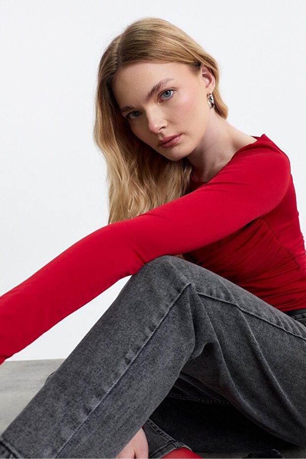 20178 بلوزة برباط باللون الأحمر - 7