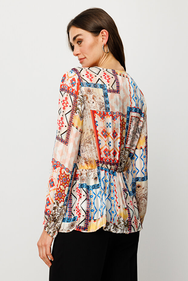 بلوزة منقوشة بأربطة على الياقة - 4
