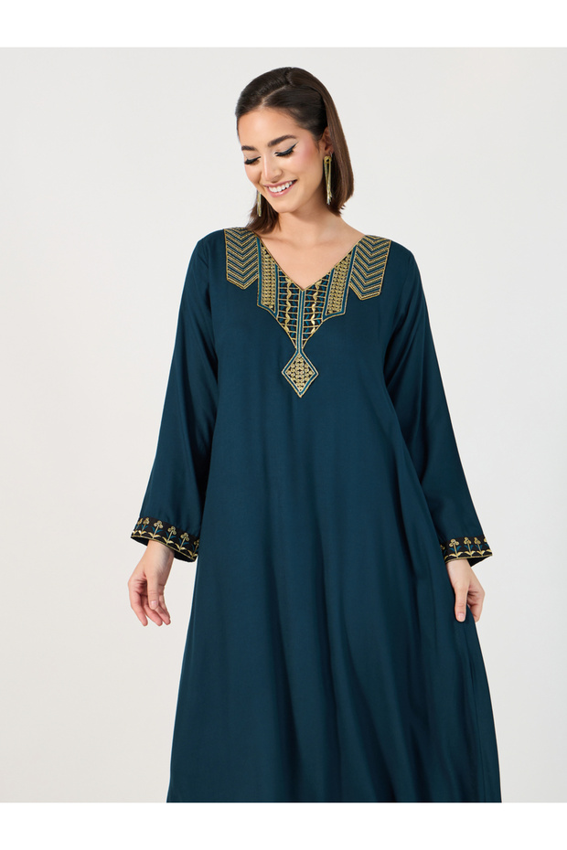 جلابية مطرزة برقع على شكل حرف V - 2