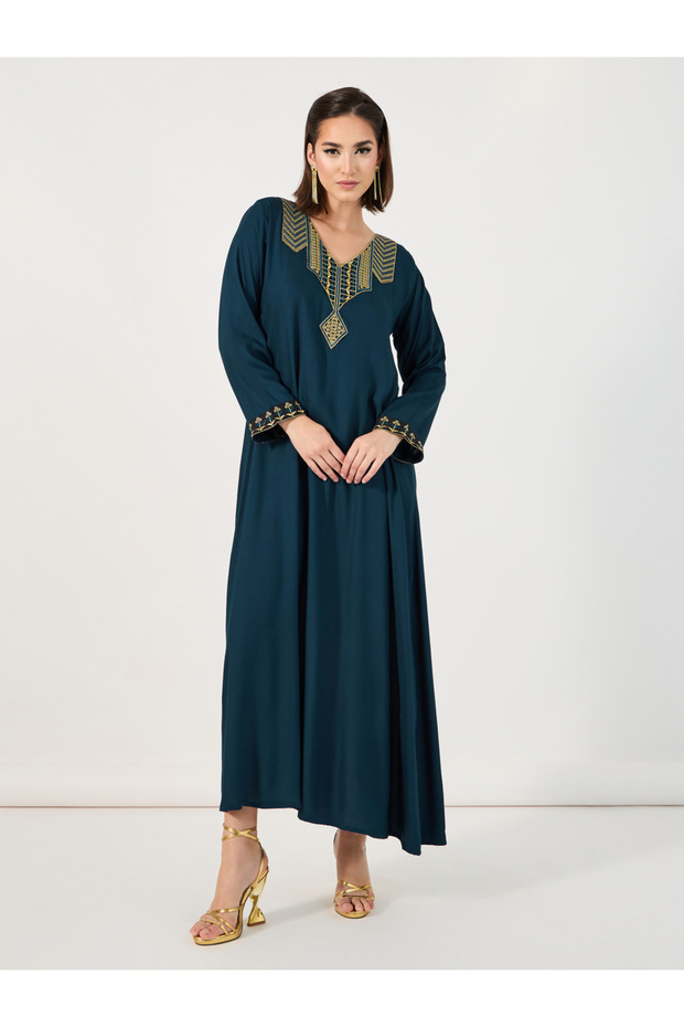 جلابية مطرزة برقع على شكل حرف V - 4