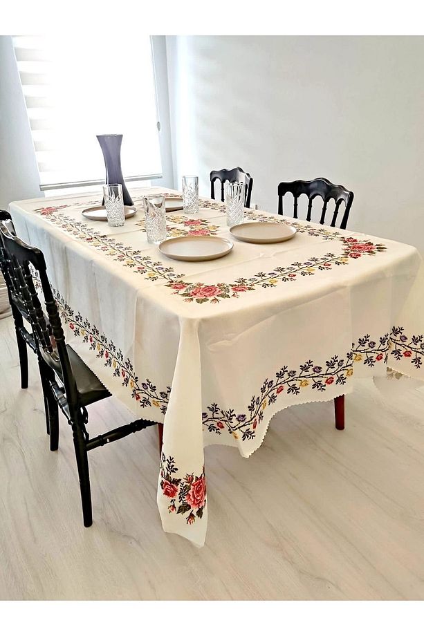 Çok Çiçekli Kanaviçe Desenli Dertsiz Kumaş Masa Örtüsü - 5