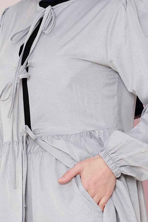 طقم بنطلون رمادي برباط أمامي - 4