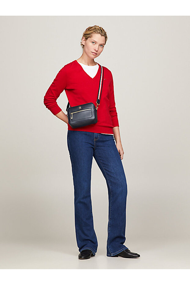 Granatowa skórzana torba na ramię damska z logo - regulowany pasek, codzienne użytkowanie, stylowy design - 5