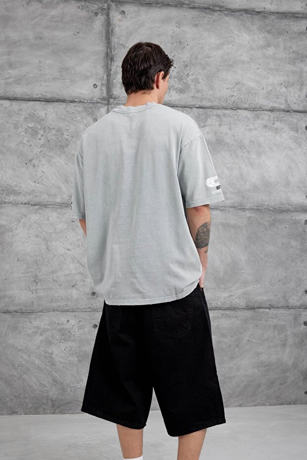 تيشيرت رمادي كبير الحجم مكتوب عليه تذكير - 3