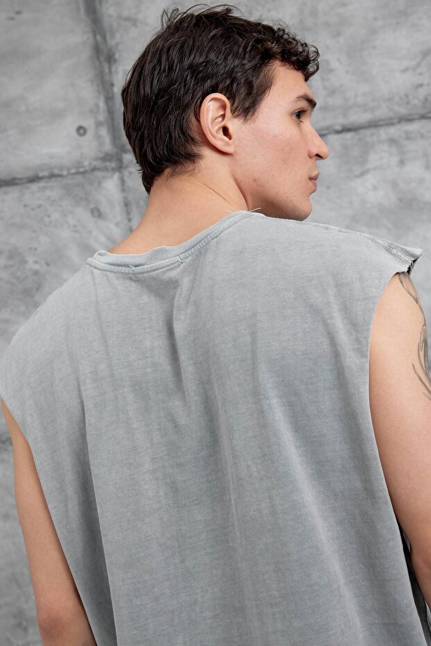 قميص داخلي رمادي مغسول كبير الحجم - 4