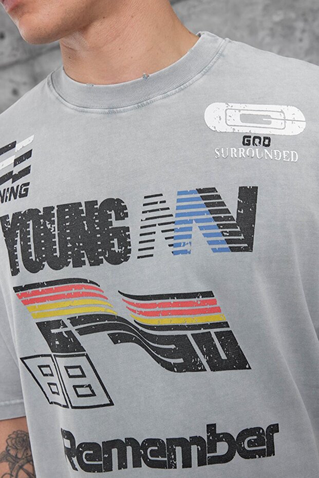 تيشيرت رمادي كبير الحجم مكتوب عليه تذكير - 2