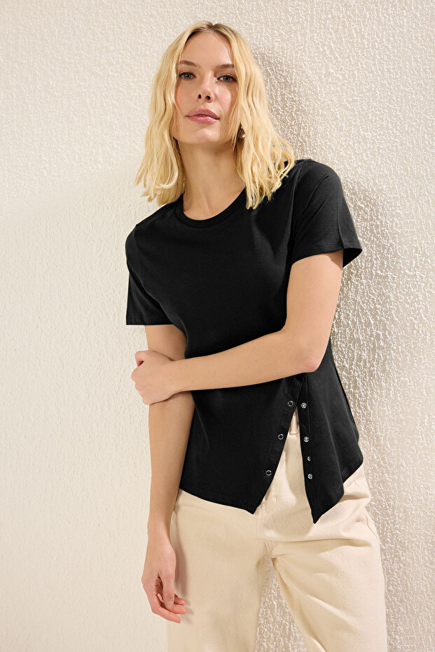 Siyah %100 Pamuk Regular/Normal Kalıp Çıtçıtlı Yırtmaç Detaylı Örme T-Shirt TWOSS25TS00029 - 1