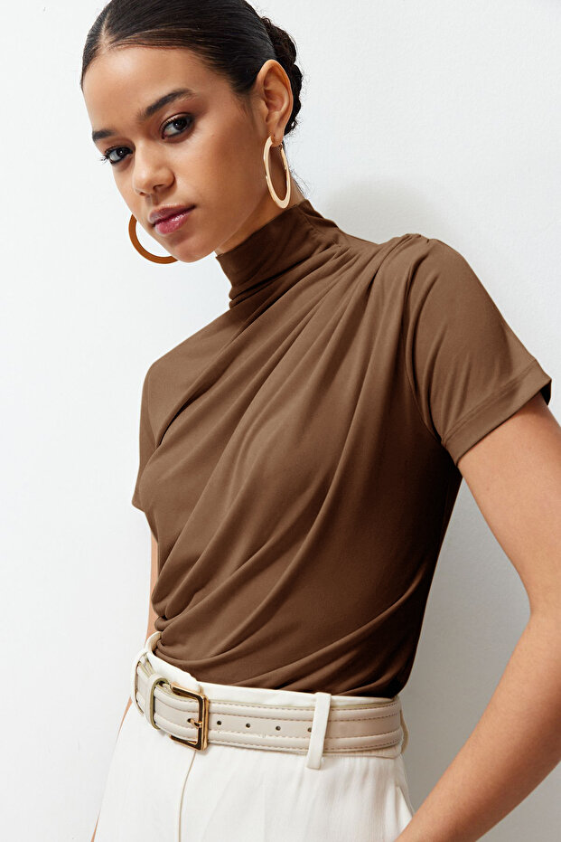 Kahverengi Drape Detaylı Fitted/Vücuda Oturan Kısa Kollu Dik Yaka Esnek Örme Bluz TWOSS24BZ00426 - 5