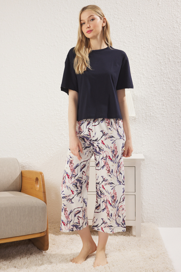 Lacivert %100 Pamuklu Çiçekli T-shirt & Kapri Örme Pijama Takımı THMSS24PT00216 - 1