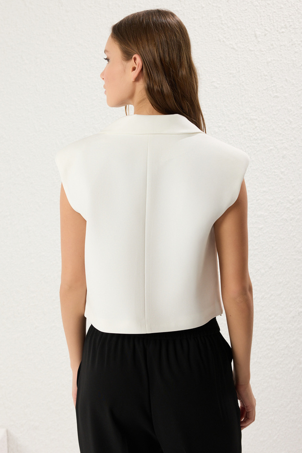 Beyaz Oversize Crop Cep Detaylı Dokuma Yelek TWOSS25YE00065 - 5