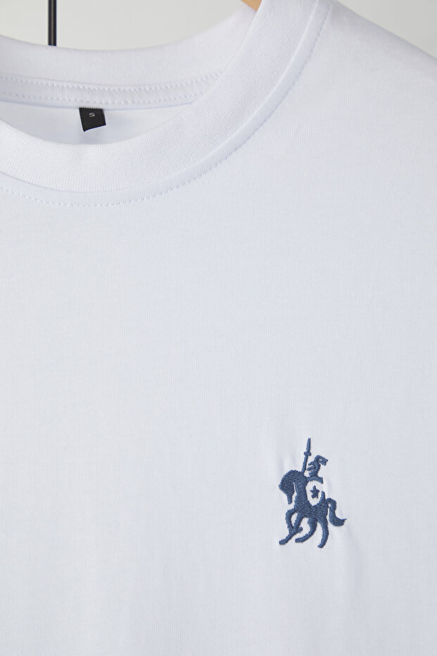Beyaz Regular/Normal Kesim At Nakış Detaylı %100 Pamuklu T-Shirt TMNSS24TS00056 - 4