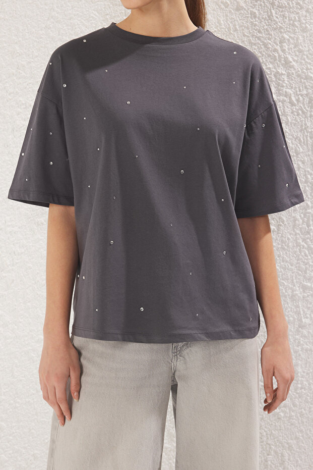 Antrasit %100 Pamuk Taş Detaylı Relaxed/Geniş Rahat Kesim Bisiklet Yaka Örme T-Shirt TWOSS23TS00153 - 8