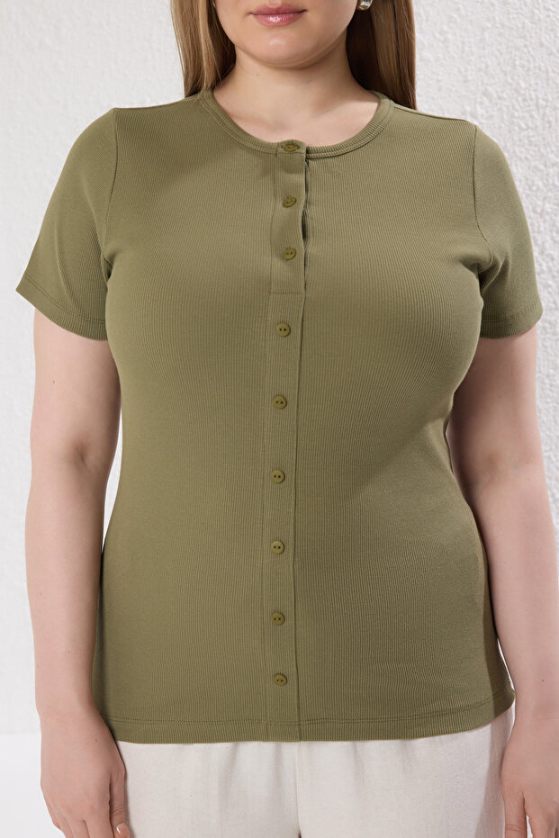 Yeşil Düğme Detaylı Fitted Fitilli Örme Büyük Beden Bluz TBBSS25AF00060 - 3