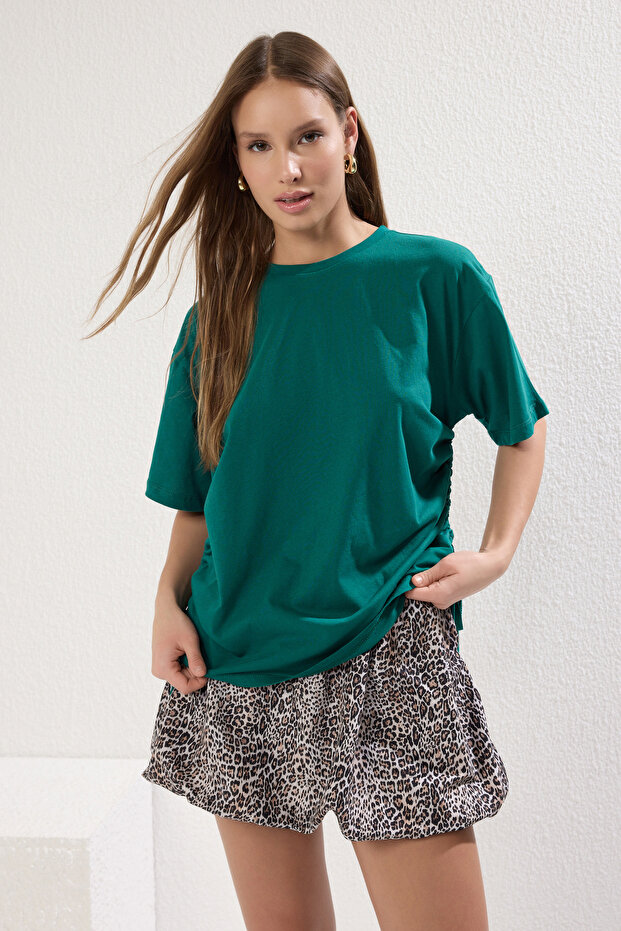 Zümrüt Yeşili %100 Pamuk Sırt ve Ön Baskılı Oversize/Rahat Kesim Örme T-Shirt TWOSS23TS00150 - 2