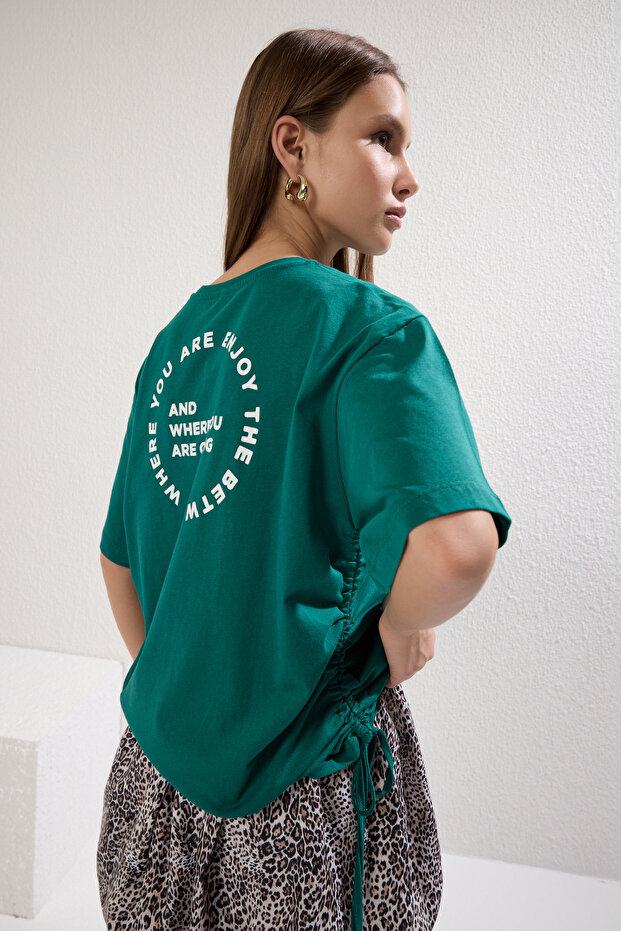 Zümrüt Yeşili %100 Pamuk Sırt ve Ön Baskılı Oversize/Rahat Kesim Örme T-Shirt TWOSS23TS00150 - 1