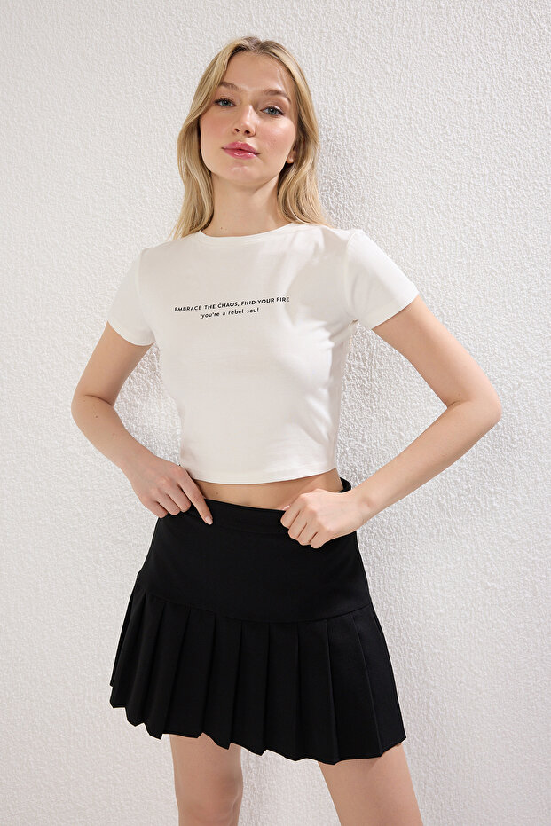 Ekru Slogan Baskılı Crop Fitted/Vücuda Oturan Örme T-Shirt TWOSS25TS00037 - 1